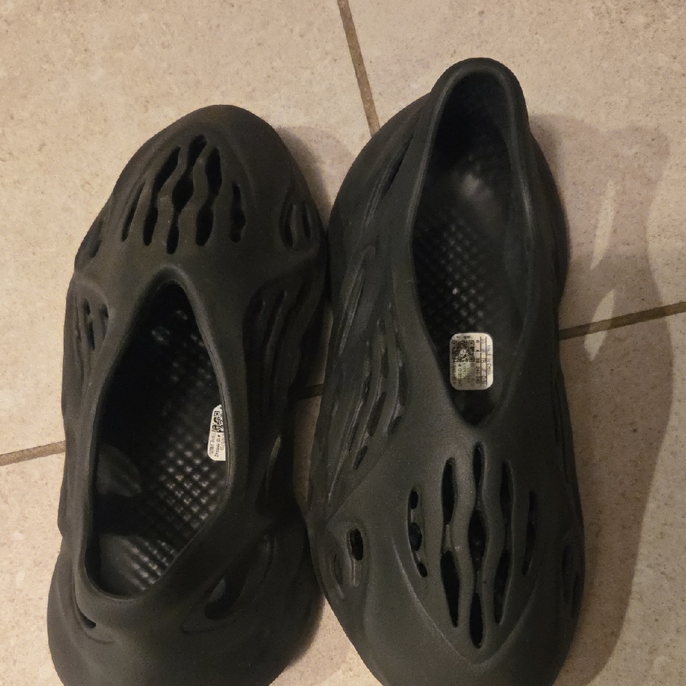 Black Slip-On Foam Shoes